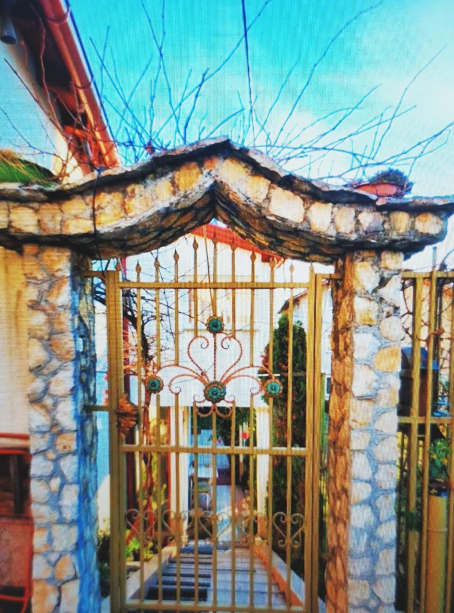 Rest & Recharge 4Bdr Apt- Free Parking, Ac & Garden Saraievo Exterior foto