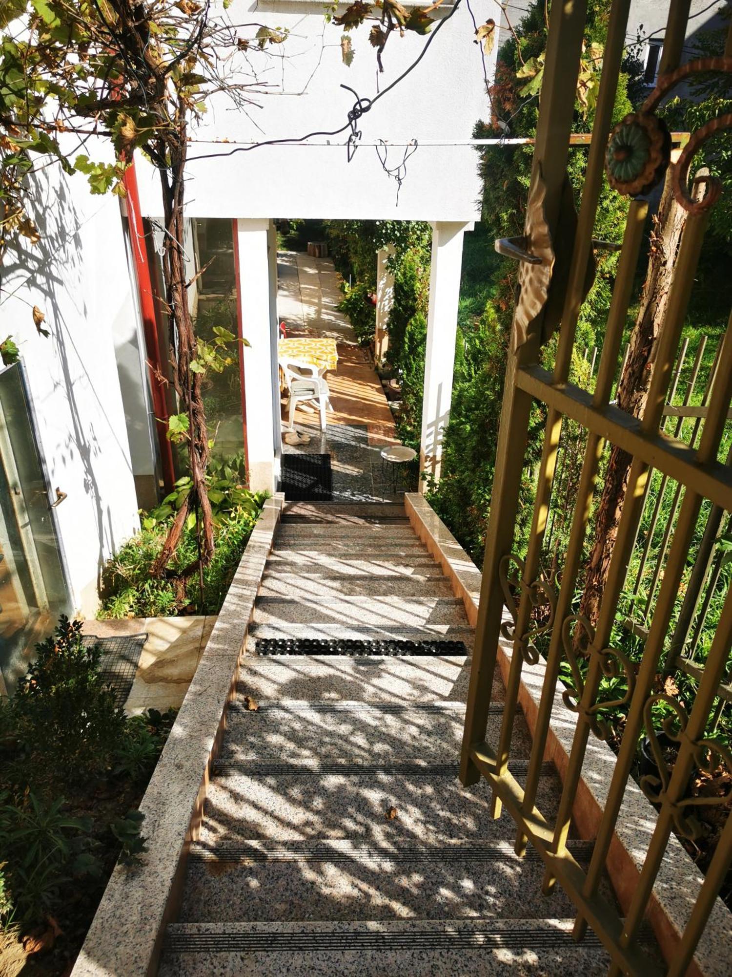 Rest & Recharge 4Bdr Apt- Free Parking, Ac & Garden Saraievo Exterior foto